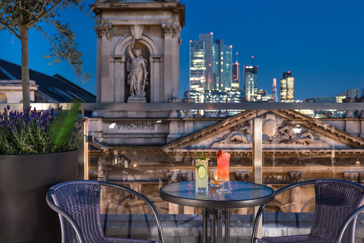 Soak up summer at Courthouse Hotel Soho and Shoreditch with rooftop cocktails, city views, and a laid-back London vibe. Discover two rooftop gems.